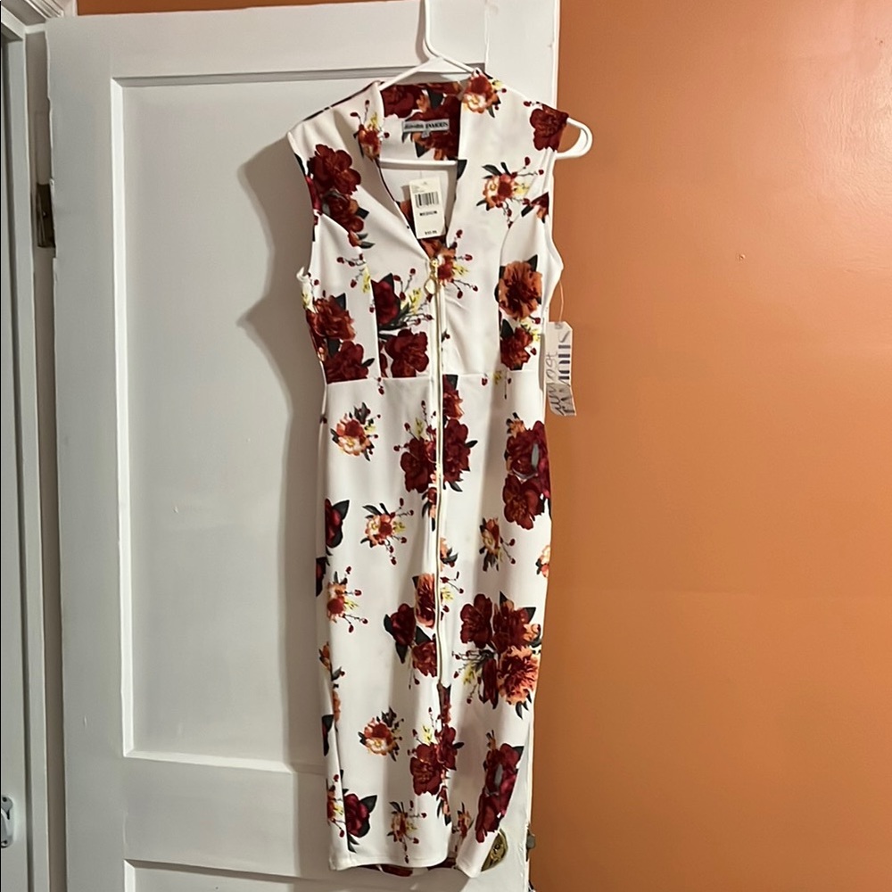 Almost Famous White and Red Sleeveless Sundress with Notched Collar